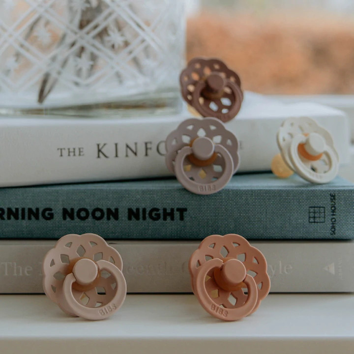 Bibs Boheme Peach 0-6 mnd Fopspeen