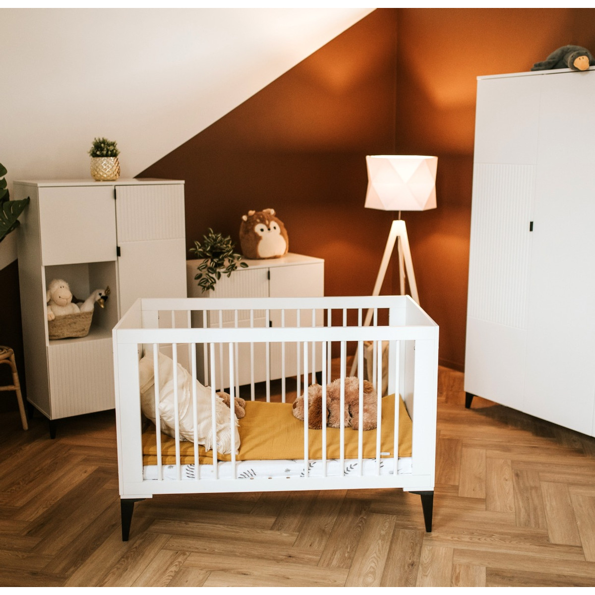 Babykamer Mia: Ledikant en Commode