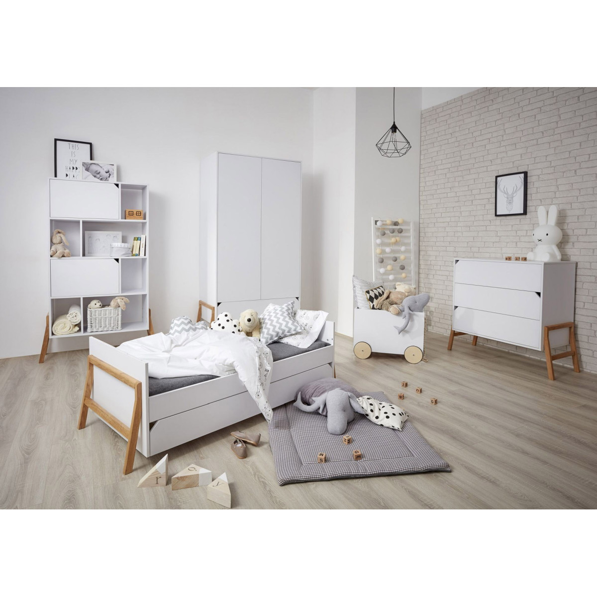Bellamy Lotta Snow Babykamer: Ledikant/Juniorbed en Commode met 3 lades