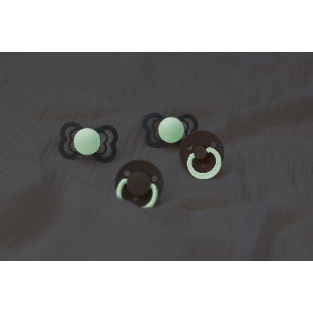 Bibs Sage Glow in the Dark 6-18 mnd Fopspeen