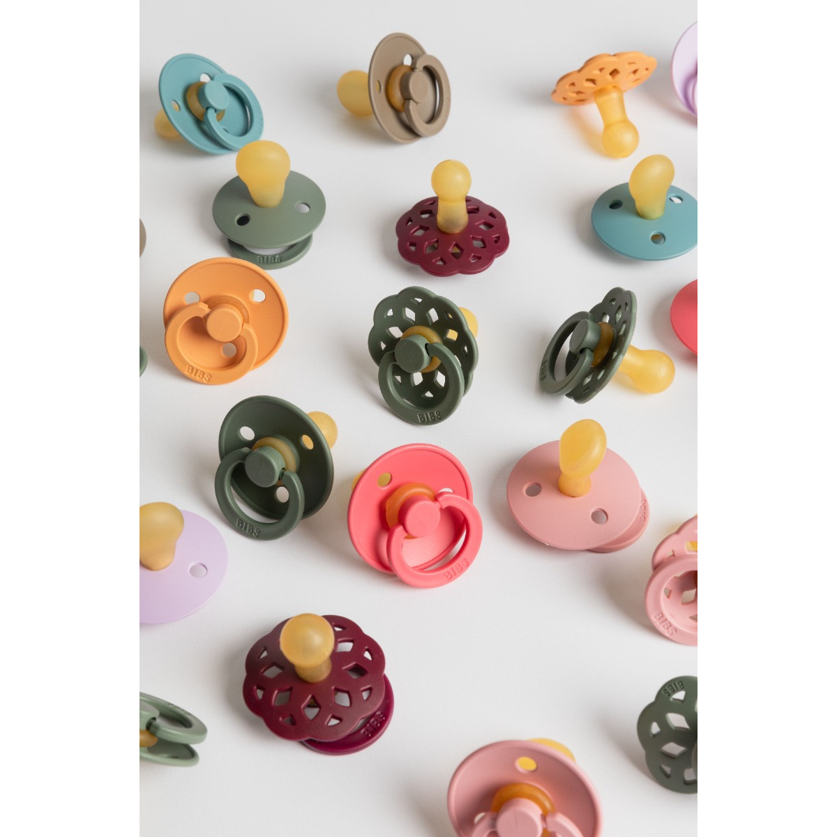 Bibs Sage Glow in the Dark 6-18 mnd Fopspeen