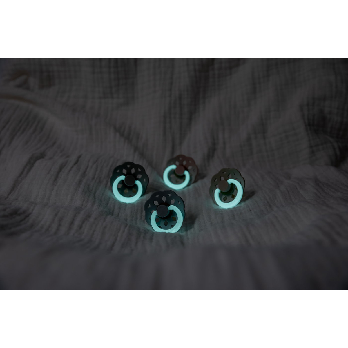 Bibs Boheme Glow In The Dark Blush 6-18 mnd Fopspeen