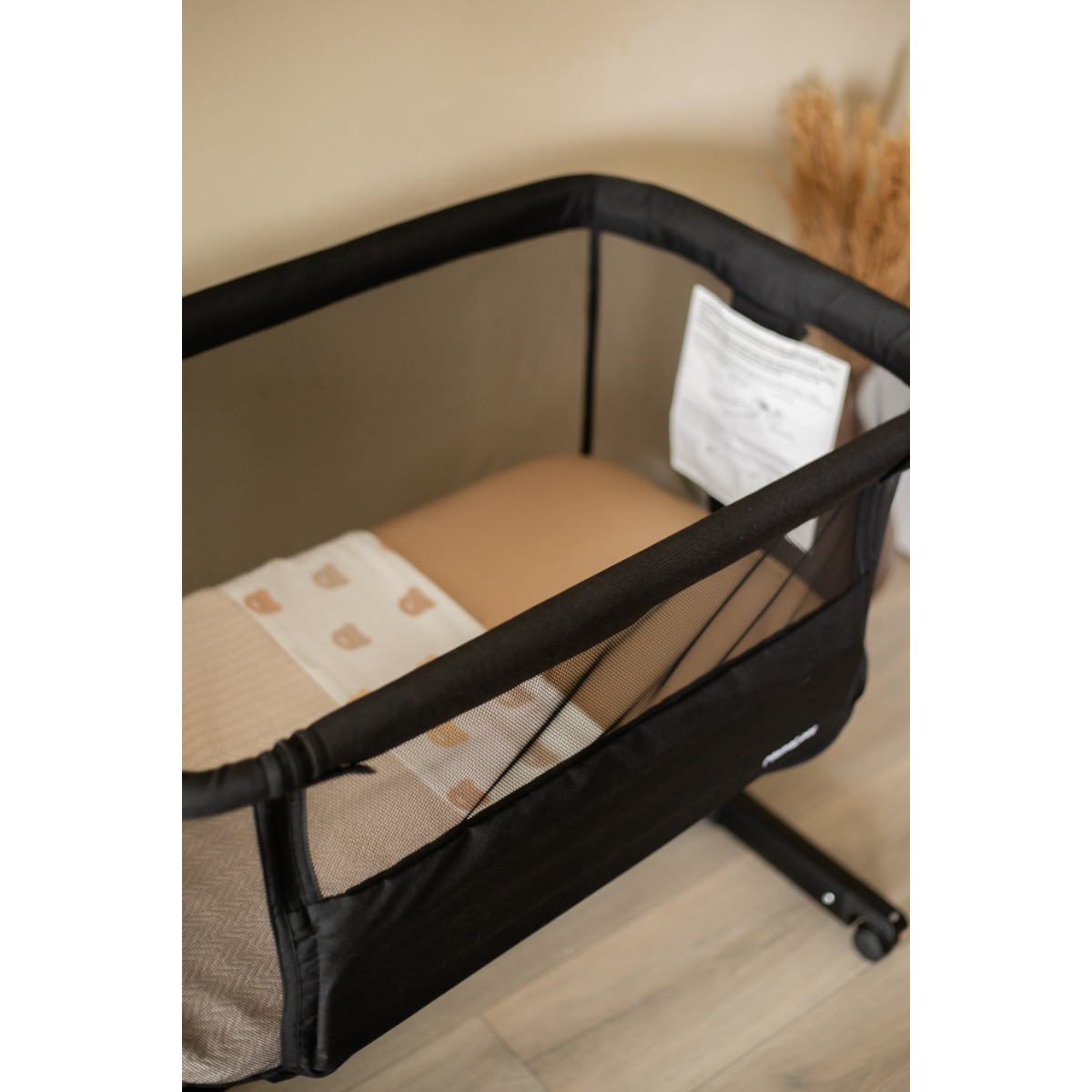 MamaLoes Noé Zwart Co-Sleeper Wieg aan Bed