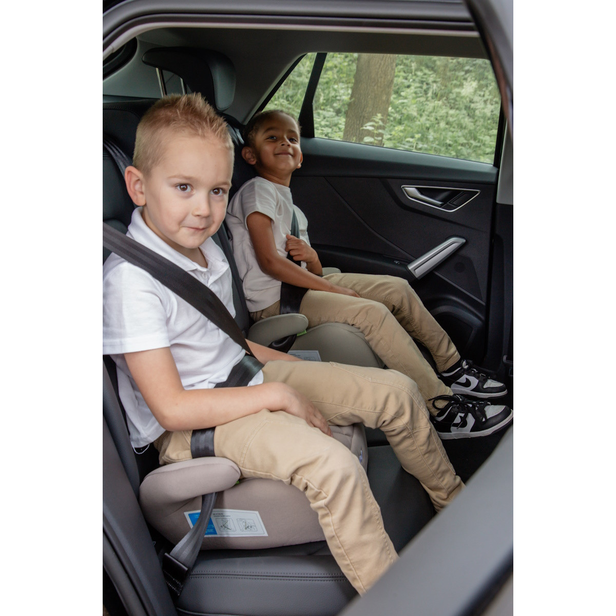 Ding Myla Black 125-150 cm i-Size Booster DI-903345