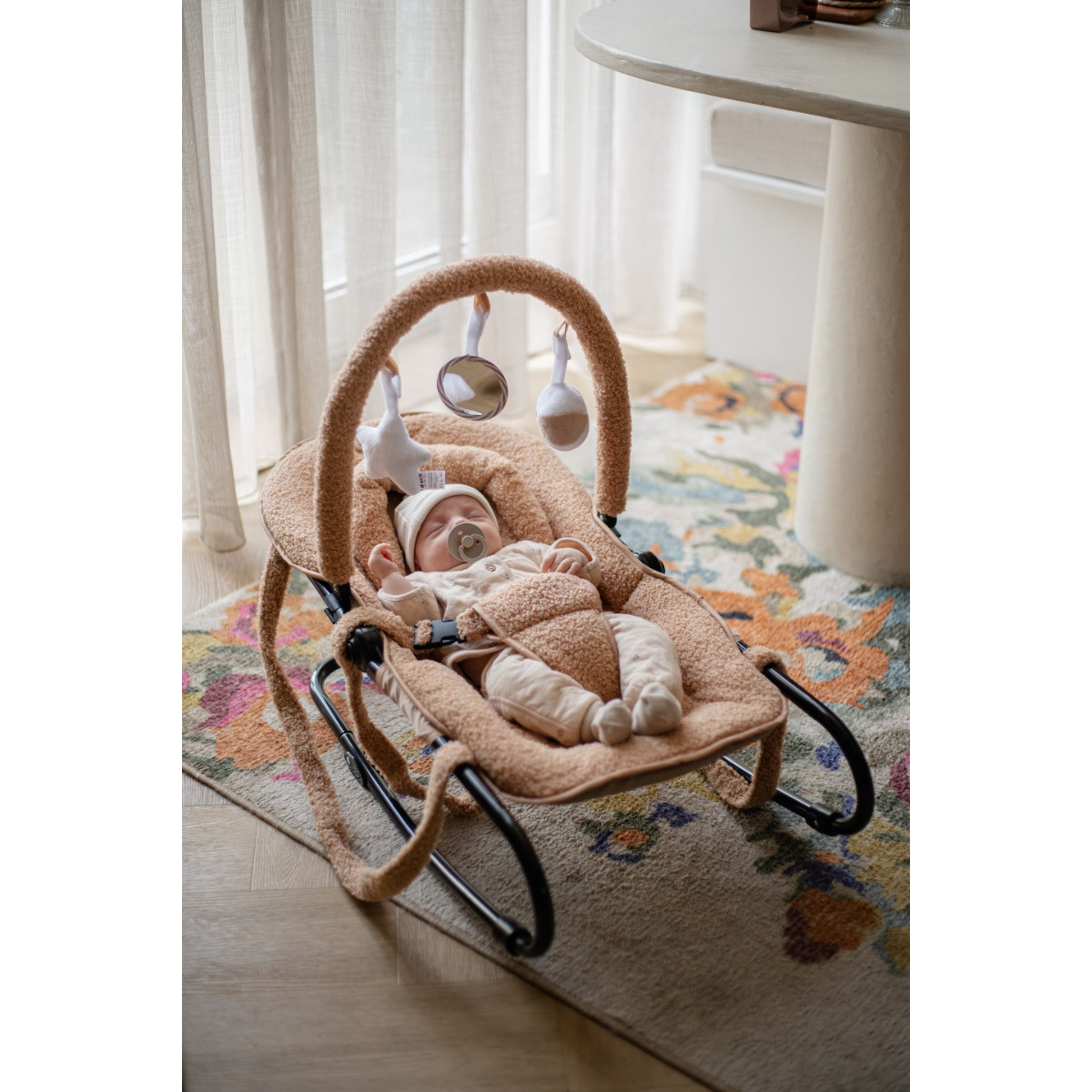 Ding Viggo Bouclé Nougat Wipstoel