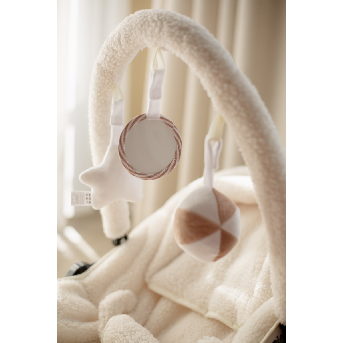 Ding Viggo Bouclé Off-white Wipstoel