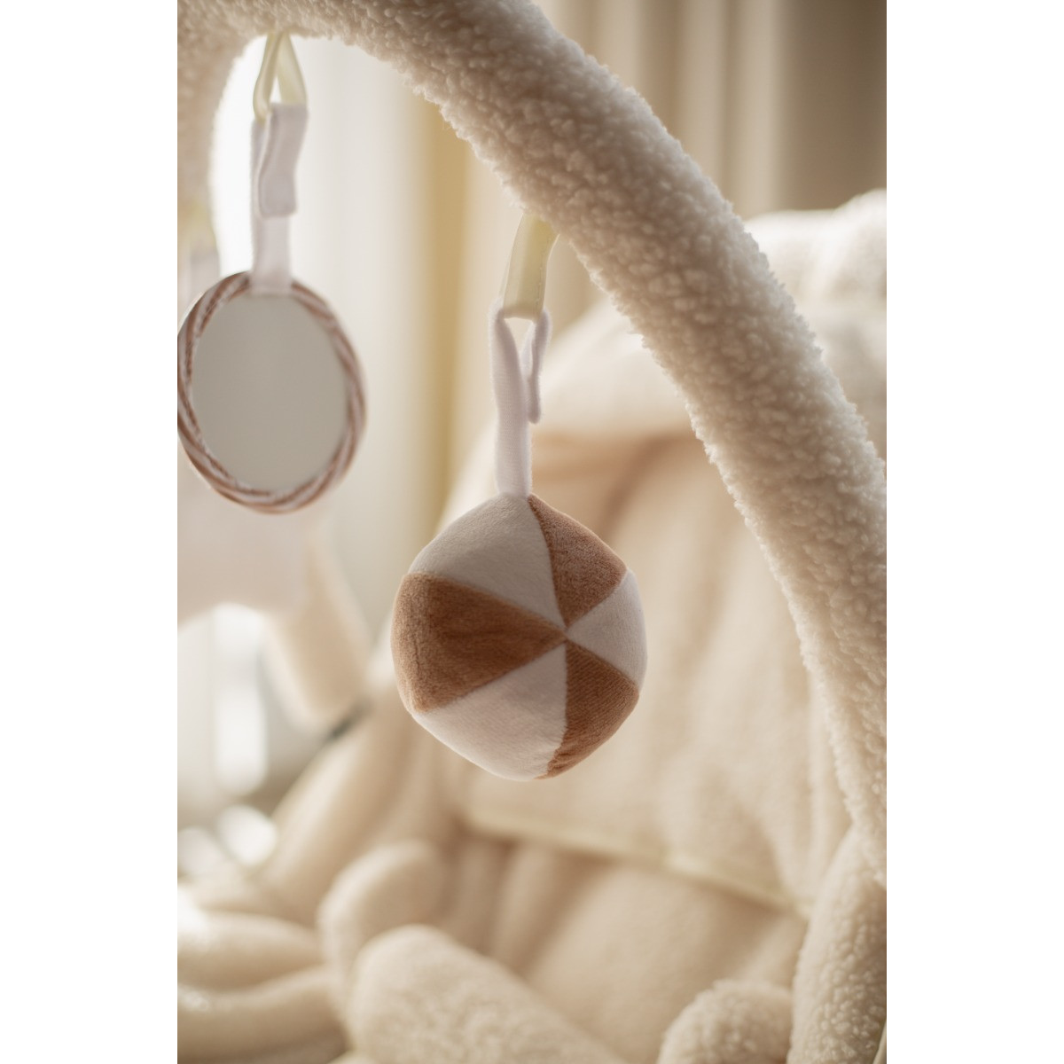 Ding Viggo Bouclé Off-white Wipstoel