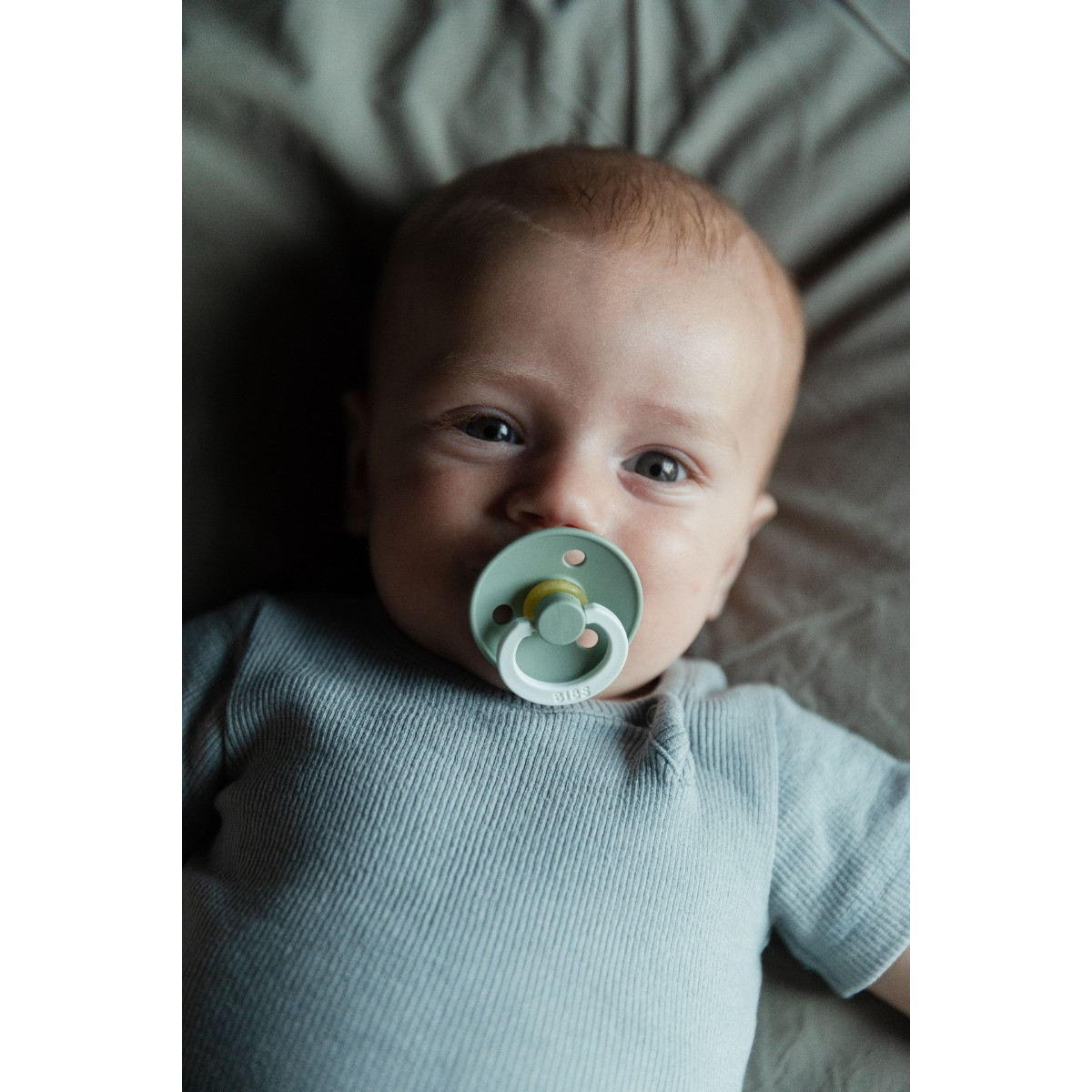 Bibs Sage Glow in the Dark 6-18 mnd Fopspeen