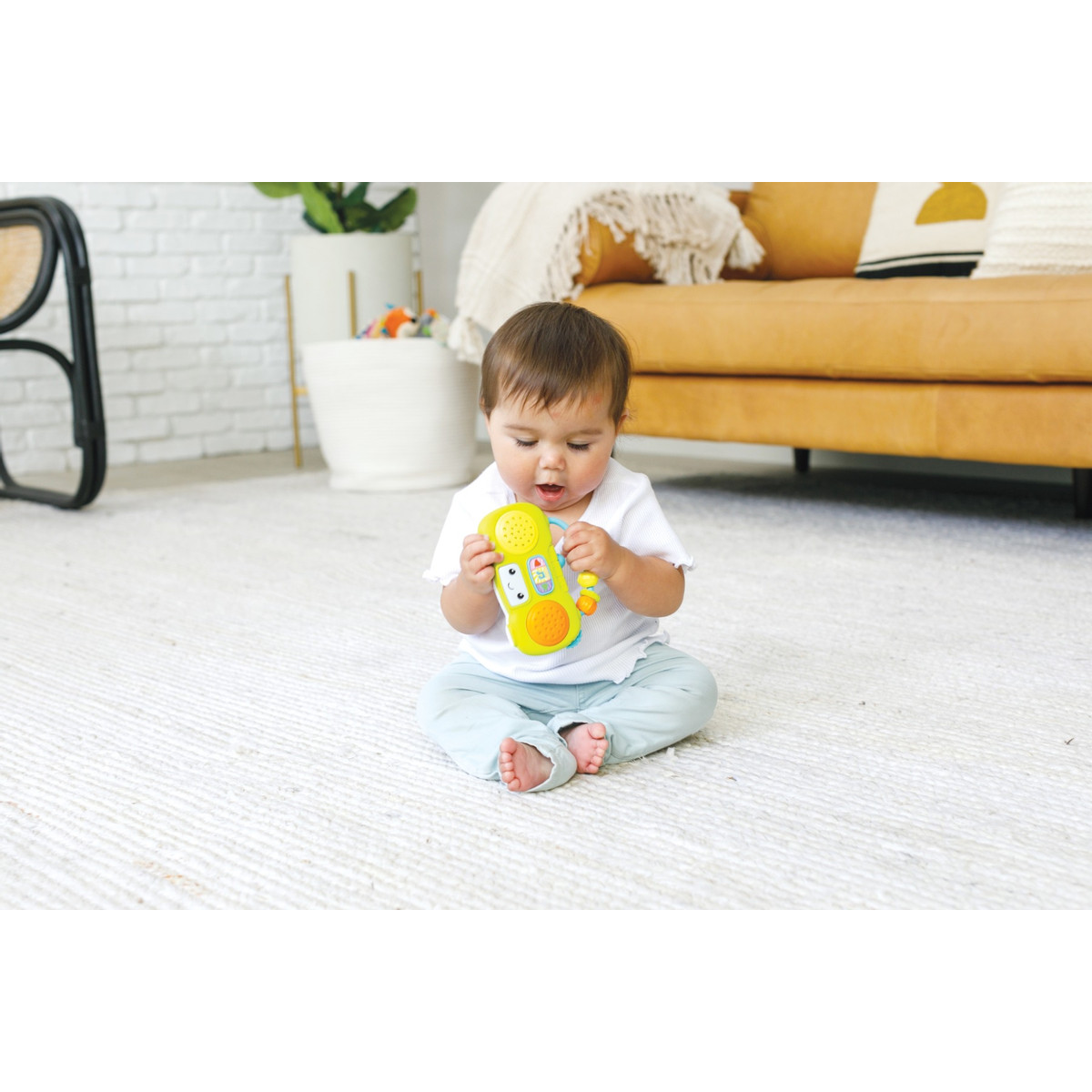 Infantino Music & Light Pretend Mini Boombox Rammelaar