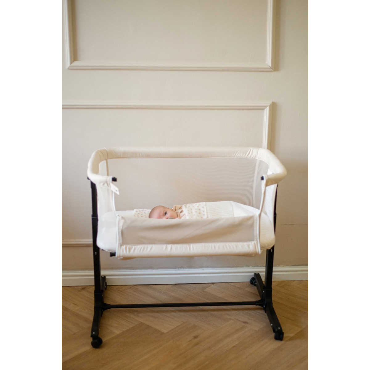 MamaLoes Noé Zwart Co-Sleeper Wieg aan Bed