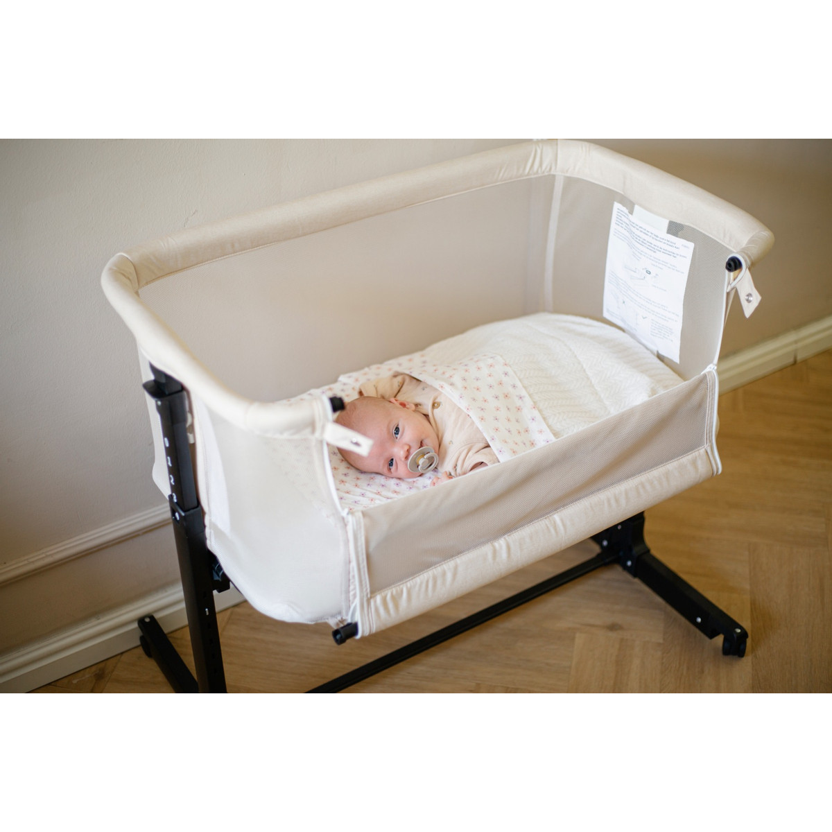 MamaLoes Noé Zwart Co-Sleeper Wieg aan Bed