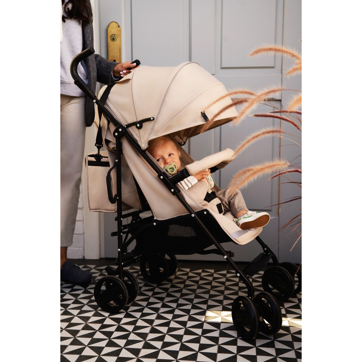 Momi Akira Beige Compacte Buggy