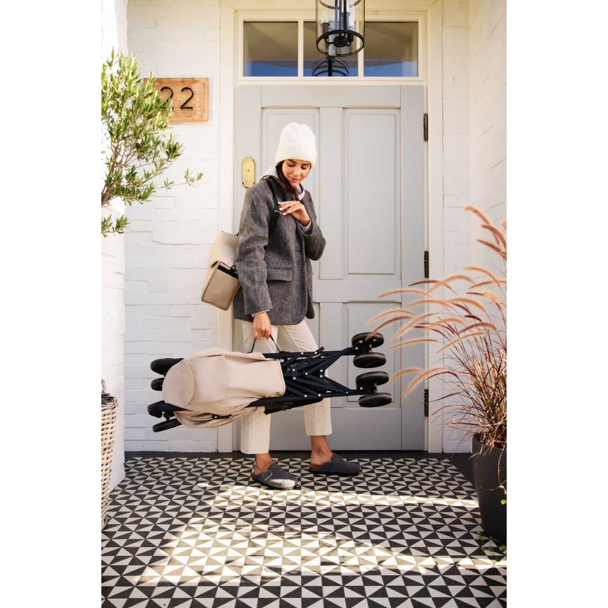 Momi Akira Beige Compacte Buggy