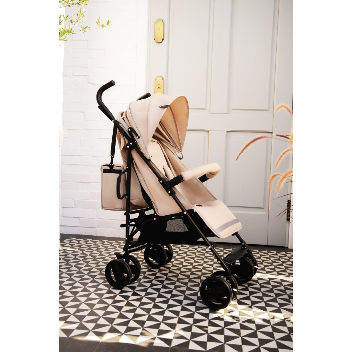 Momi Akira Beige Compacte Buggy
