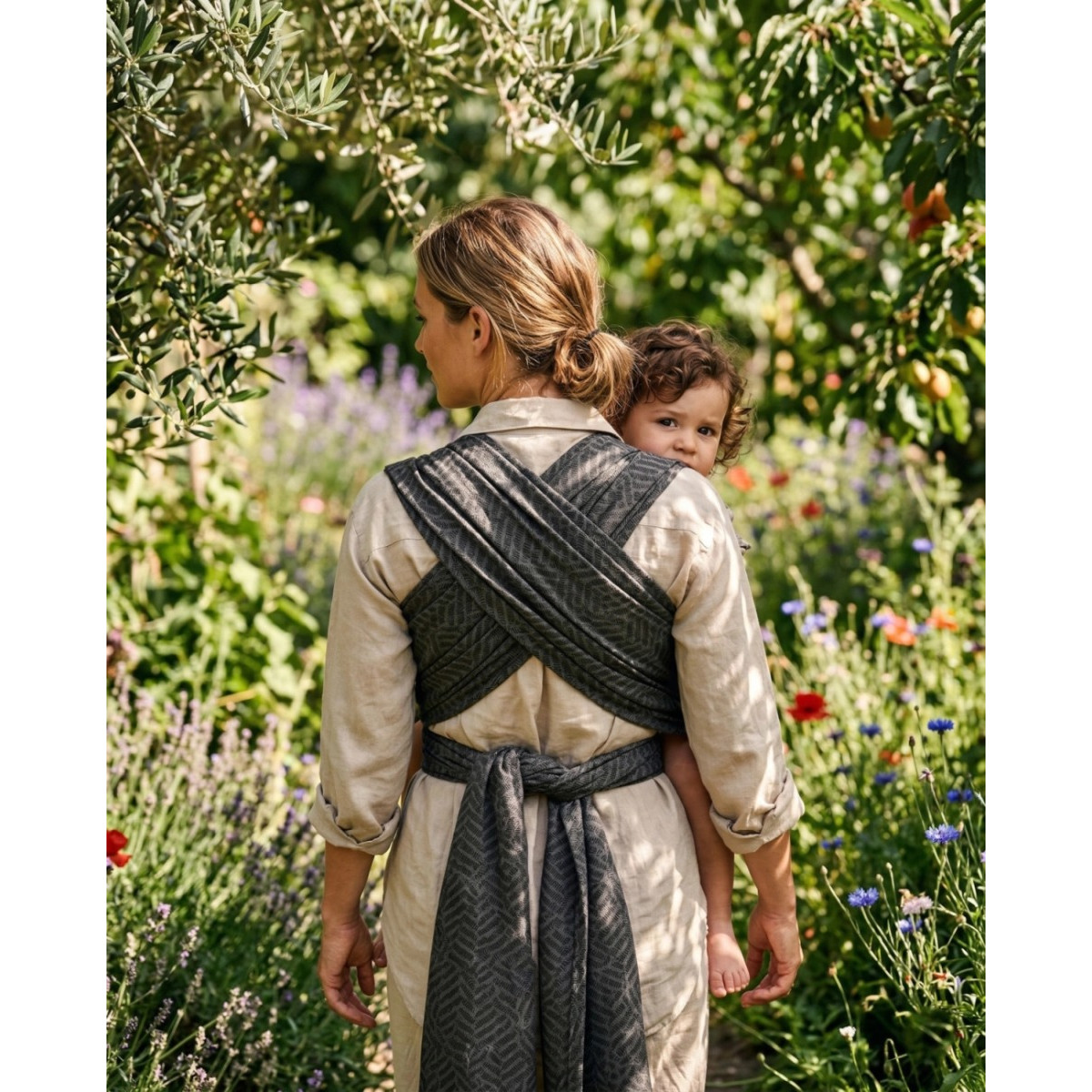 Zaffiro Be Close Graphite Leaves Multifunctionele Draagdoek