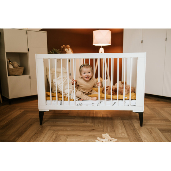 Babykamer Mia: Ledikant en Commode