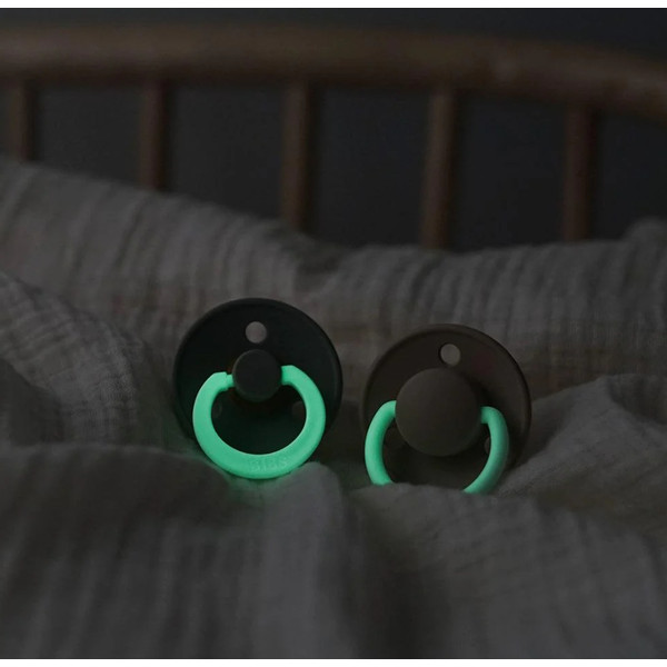 Bibs Sand/Iron Glow in the Dark 0-6 mnd 2 Stuks Fopspeen 110456