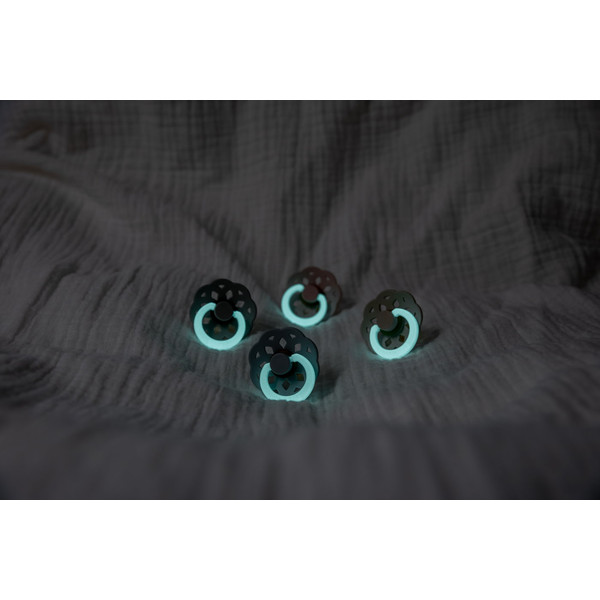 Bibs Boheme Glow In The Dark Vanilla 6-18 mnd Fopspeen 220255C