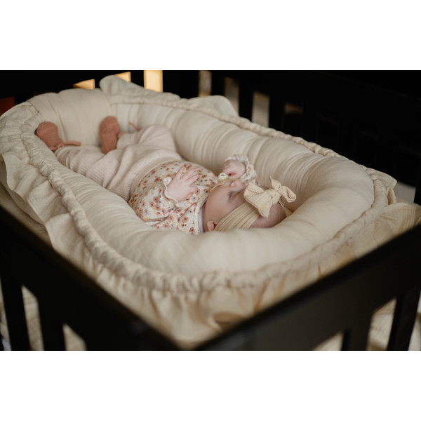 MamaLoes Soft Cotton Ecru Ruffle Babynest & Boxkleed