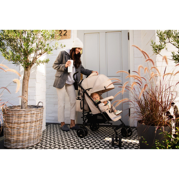 Momi Akira Beige Compacte Buggy
